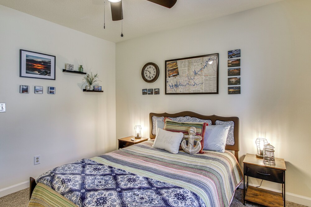 3 Mi to Marina: Quiet Getaway w/ Deck in Lexington