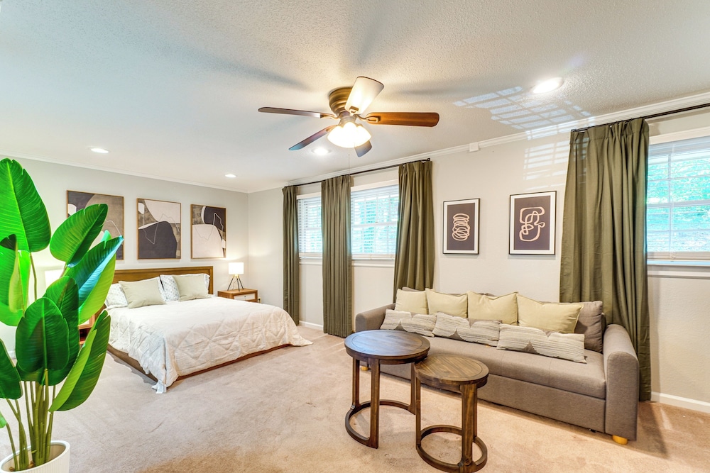 1 Mi to Dtwn: Quiet Retreat w/ Yard in Clinton