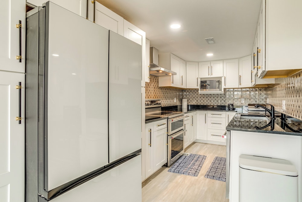4 Mi to Gaylord Rockies: Modern Aurora Apartment