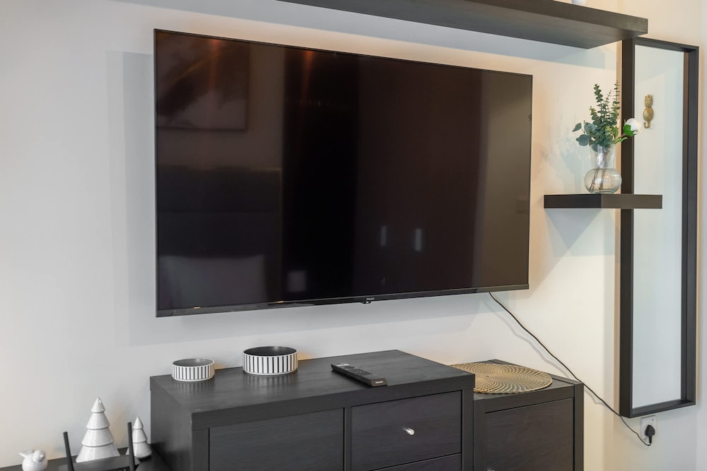 Homey Studio Apartment Perfect for 2 at Azizi Riviera 46
