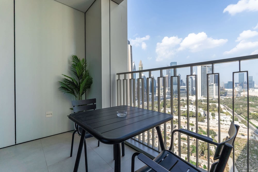 Modern 1-bedroom Apartment Perfect for Family in Downtown With Skyline Views