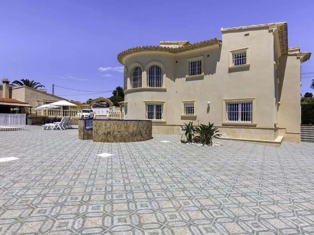 Charming Holiday Home in Calpe With Barbeque
