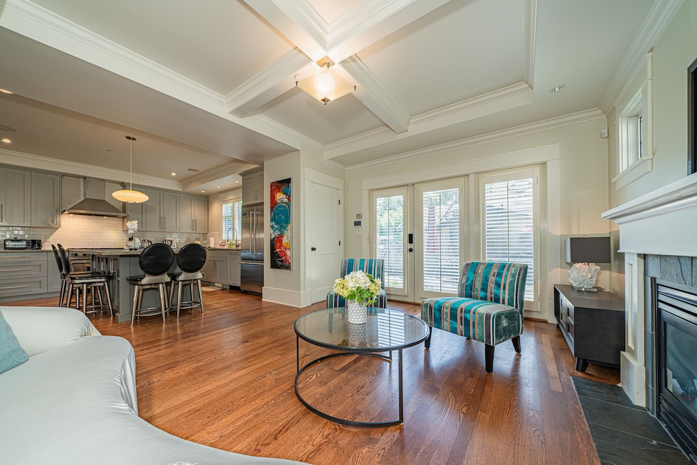 Elegant & Cozy Escape West Vancouver