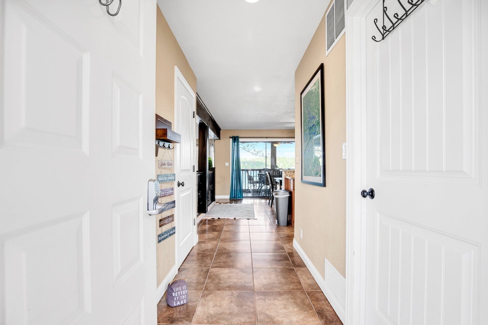 Spacious Family Friendly 3 Bed/3 Bath w/ Amazing Views, Lakeside Pool, & Boat Slip
