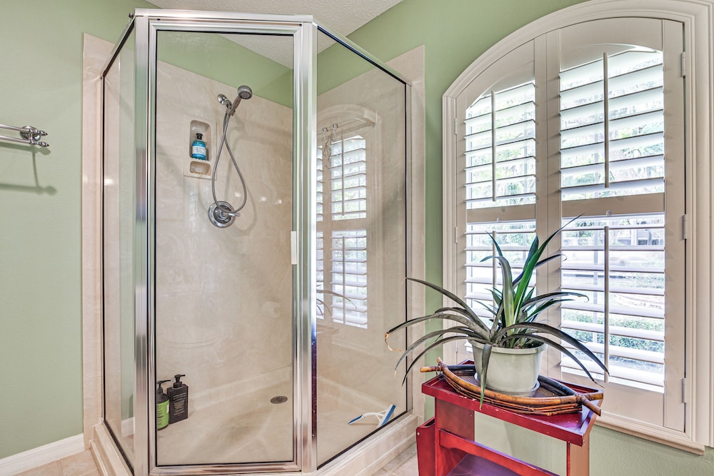Dog-friendly Home, Lake Henderson Across Street!