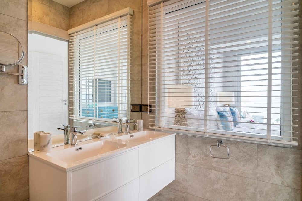 Top Floor 2 Bed Sea View Apartment KBR38