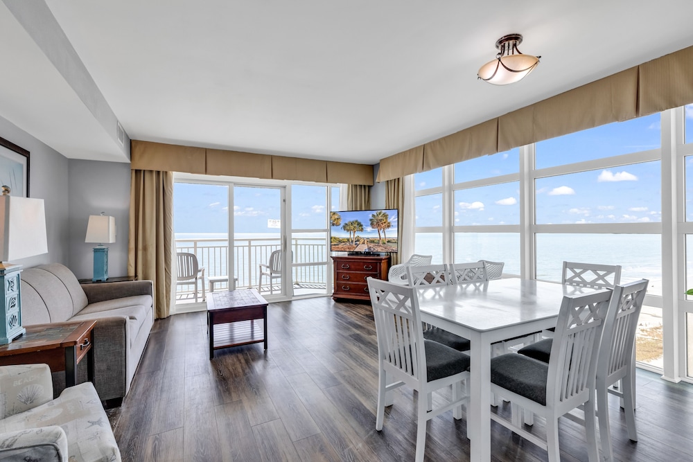 Stunning Condo Overlooking Ocean