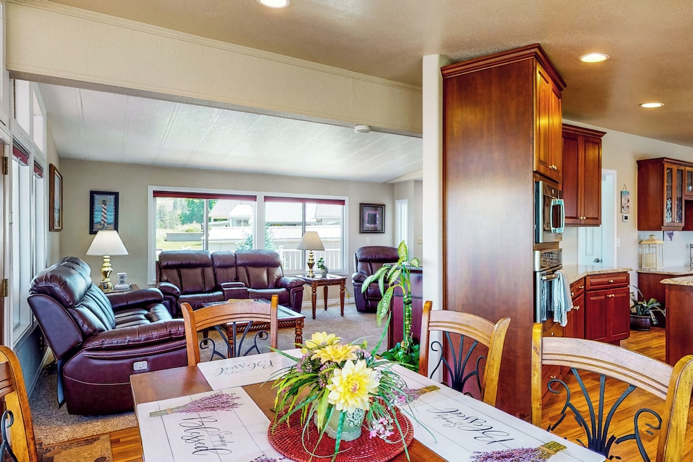 Paradise Point: Lakefront Escape w/ Views