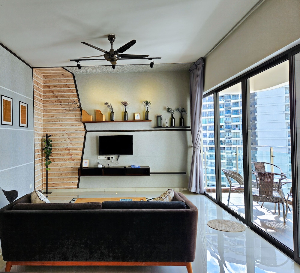 Country Garden Danga Bay by Widebed JB