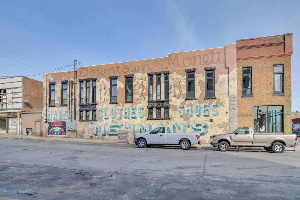 Loft-style Apt in Dtwn Monett: Pets Welcome!