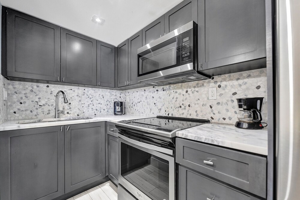 Alexander 817 3 Bedroom Apts