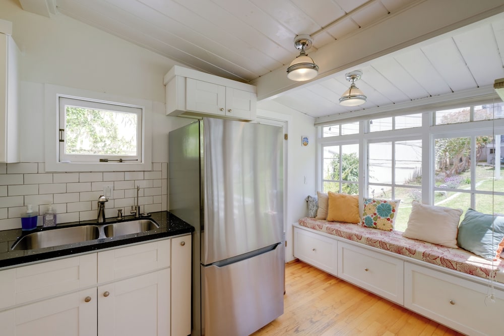 Walk to La Jolla Cove: Dtwn Cottage w/ Ocean View!