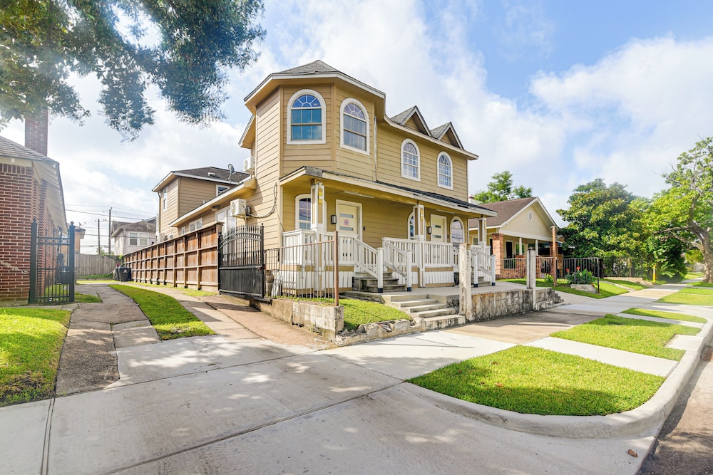 2 Mi to Dtwn, Steps to Dining: Houston Haven!