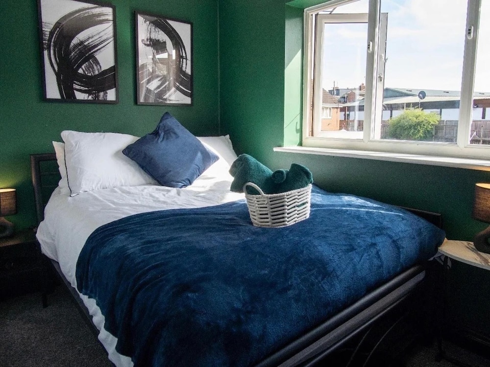 2-bed - Sleeps 4 - Pet Friendly & Free Parking