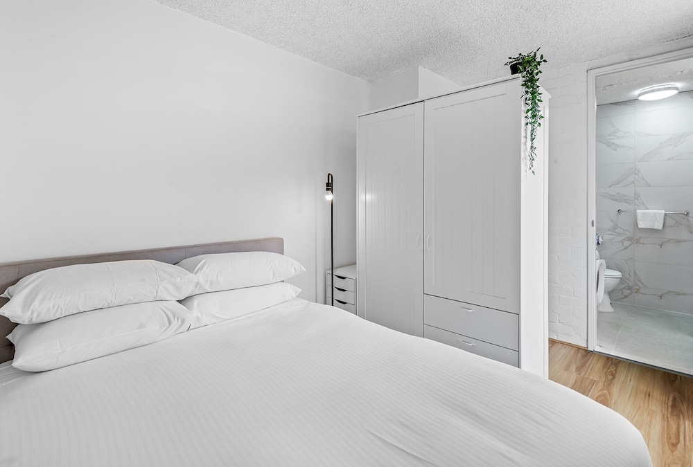 Cozy 1BR Stay in South Yarra With Parking & Wi-fi