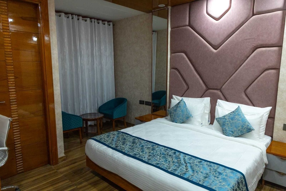 Platinum Service Apartment DLF Phase 3
