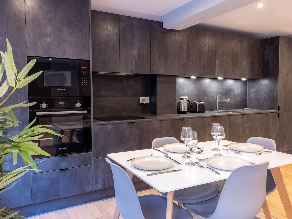 Victoria Park Vista Two-bedroom by Sojo Stay