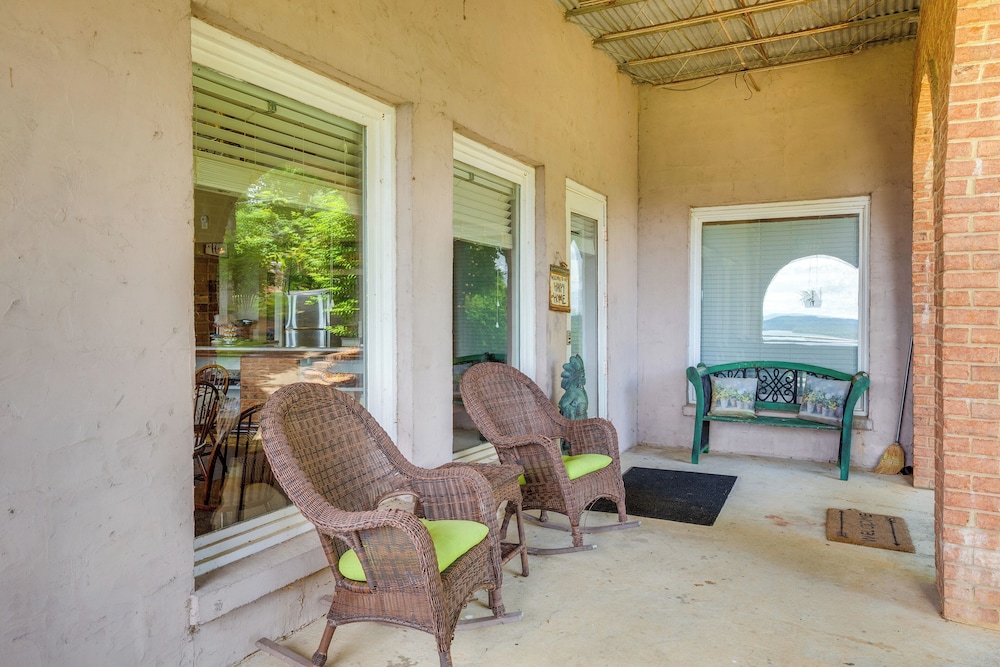 1 Mi to Lake Guntersville: Scenic Condo Retreat!