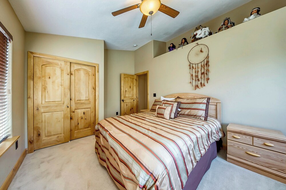 Cozy 4BR Mountain View Fireplace Deck