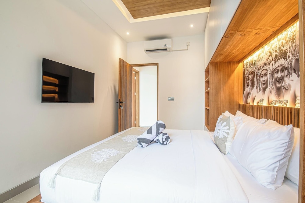 Luxury 5BR Retreat, 400m From Café Del Mar Shore