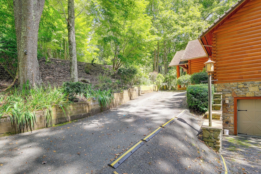 Near Boone-custom Built Cabin: 3 BR 3 BA W/hot Tub