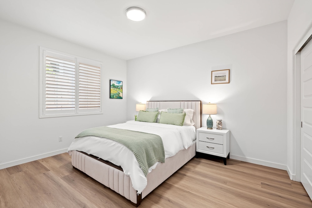 Spacious 5BR Getaway w Game Room Modern Comfort