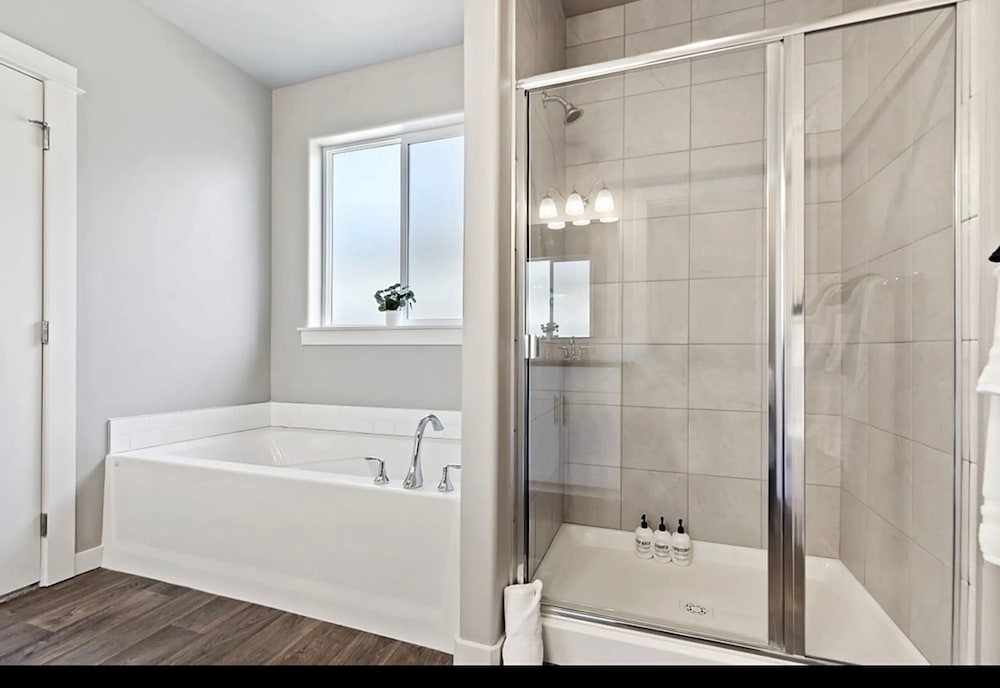 Relaxing Stay Pet Friendly King Near the Lake
