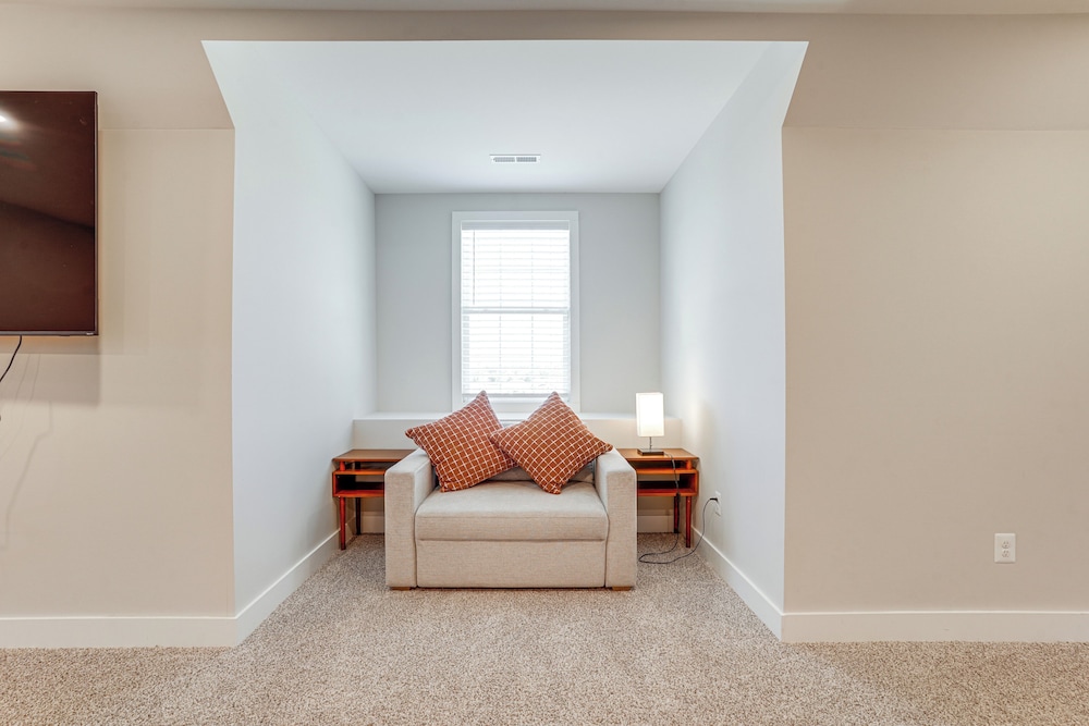 5 Mi to Lake Anna State Park: Modern Family Home!