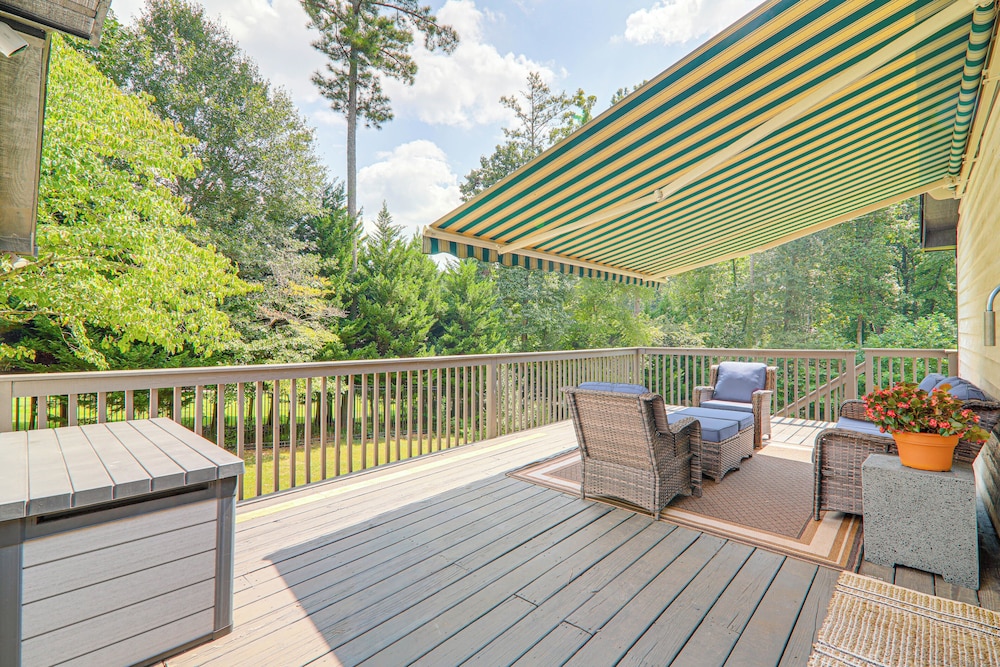 Stylish Country Living: Serene Suwanee Retreat!