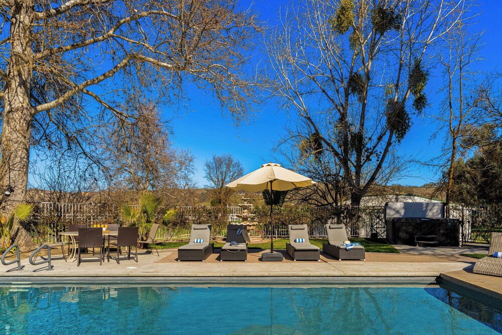 Victorian Manor In Paso Robles Wine Country + Pool, Hot Tub, Firepit, Tennis Court Sleeps 28