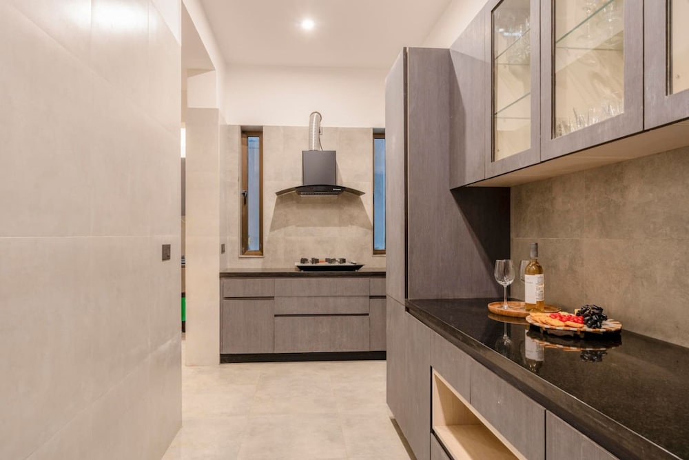 Lux 4bhk w Elevated Pool 3km to Beach Lazy Duck