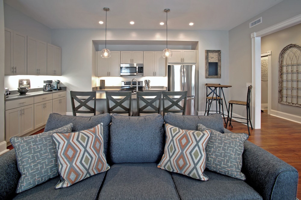 Newly Renovated 4 bed 3 bath & 2 Parking