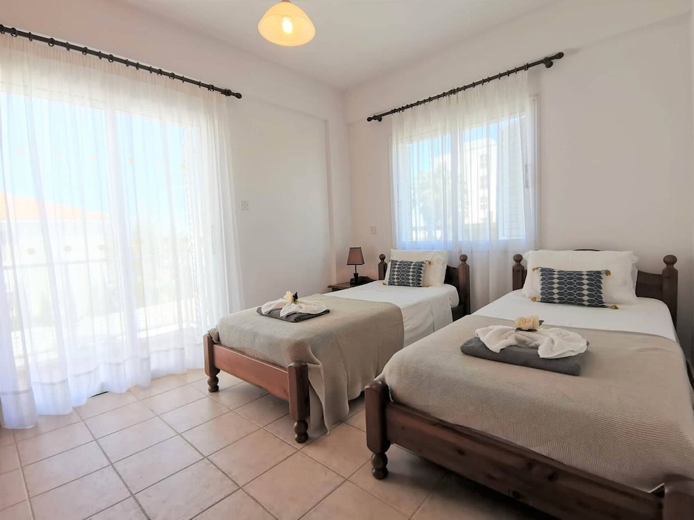 Sobella Villa - 3 Bedroom Villa With 10 x 4 Pool
