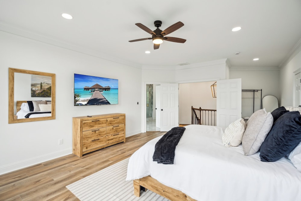 Hot Tub, Decks & 2 Kitchens: Mtn-view Jasper Gem!