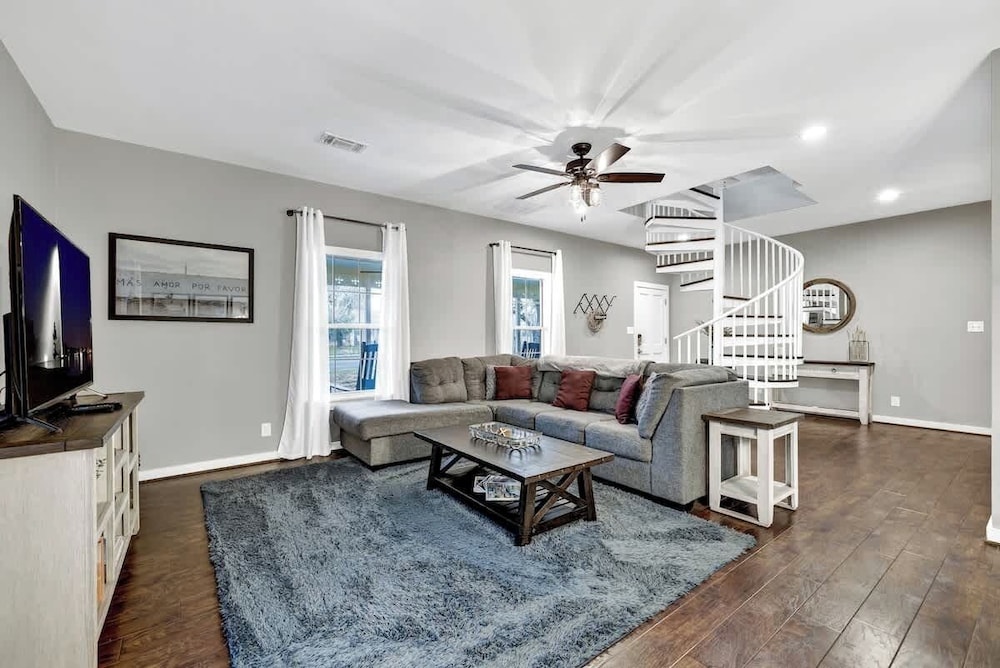 The Country Haus: Quaint Home 1 Mile From Downtown