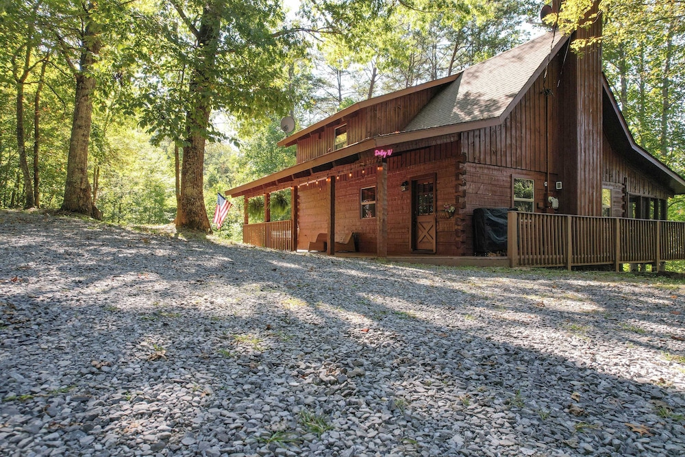 Sleeps 20 3 Cabins w/ Hot Tubs, Game Room, Fire Pit Dudley Trio by Avantstay