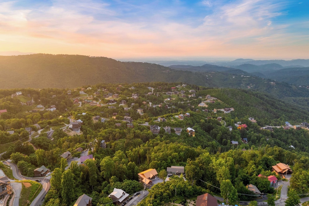 Evergreen Echo by Avantstay Cabin w/ Mountain Views, Theater, Game Room, and Hot Tub