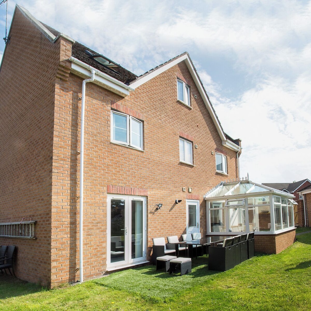 5 Bed Detached House - Sleeps 14
