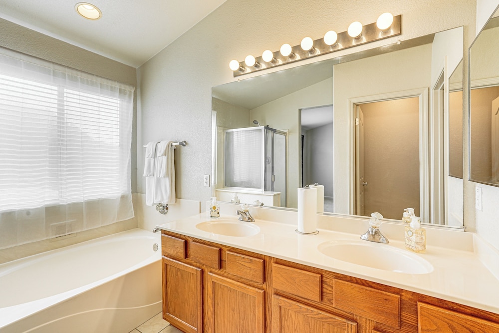 17 Mi to Napa: Spacious Vallejo Family Home!