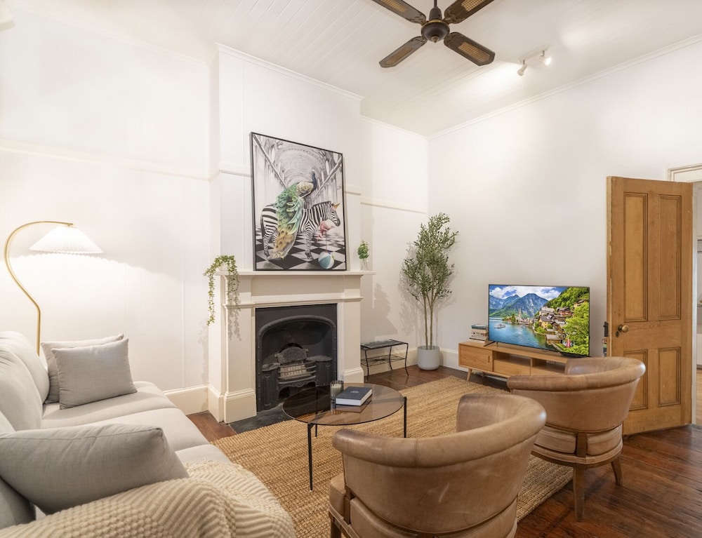 Kozyguru | Balmain | Charming 3 Room Cottage