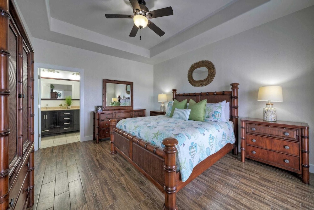 Beach Boardwalk, Pool Access & Ocean Views Coral Reef by Avantstay