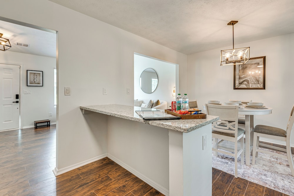 7 Mi to Dtwn Atl: Upscale Family Home w/ Balcony