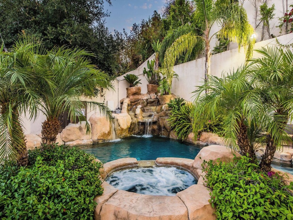 Robmar Mansion - Beverly Hills Mediterranean Estate With Pool & Sport Court