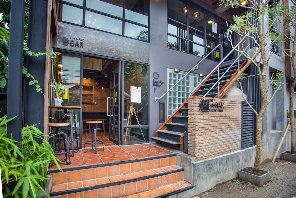 The Arak Bed Bar and Hostel