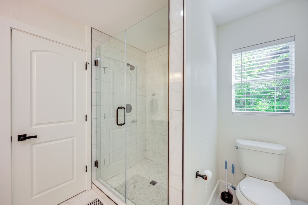 1 Mi to Dtwn San Antonio: Sleek Bungalow w/ Yard!