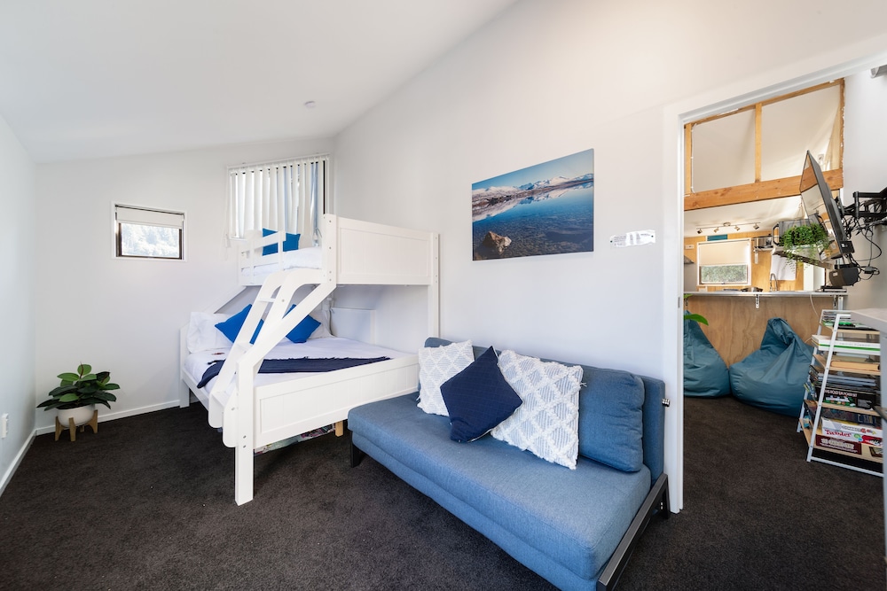 Central, modern city loft style home - CBD view 2