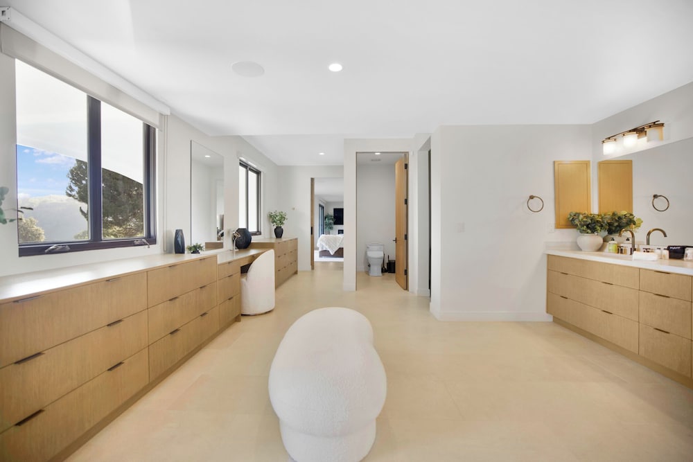 Villa Solea - Mulholland Retreat w/ Pool, Spa & Iconic LA Views