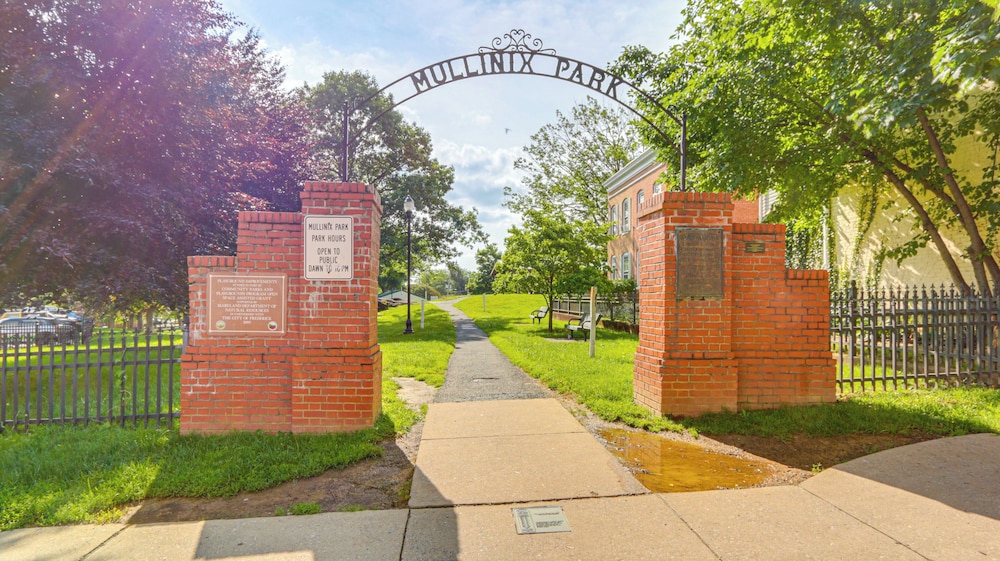Dtwn at Your Door: Historic Frederick Gem w/ Yard!