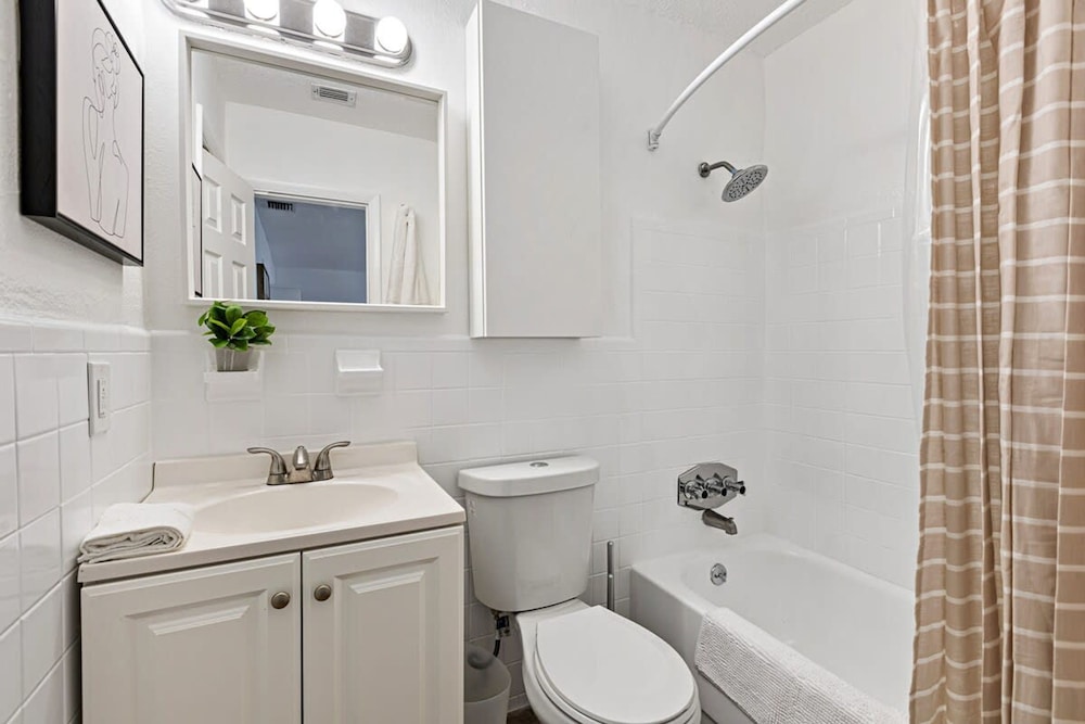 Stylish 2 BR Condo - Free Parking on Premises