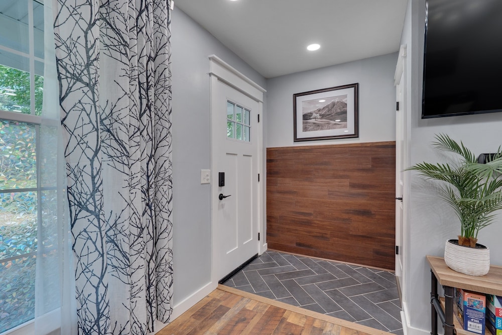 Relaxing Retreat Near North Hills & Downtown 3 Bedroom Home